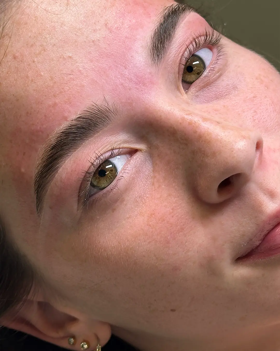 Diseño, depilación y aplicación de henna para cejas
